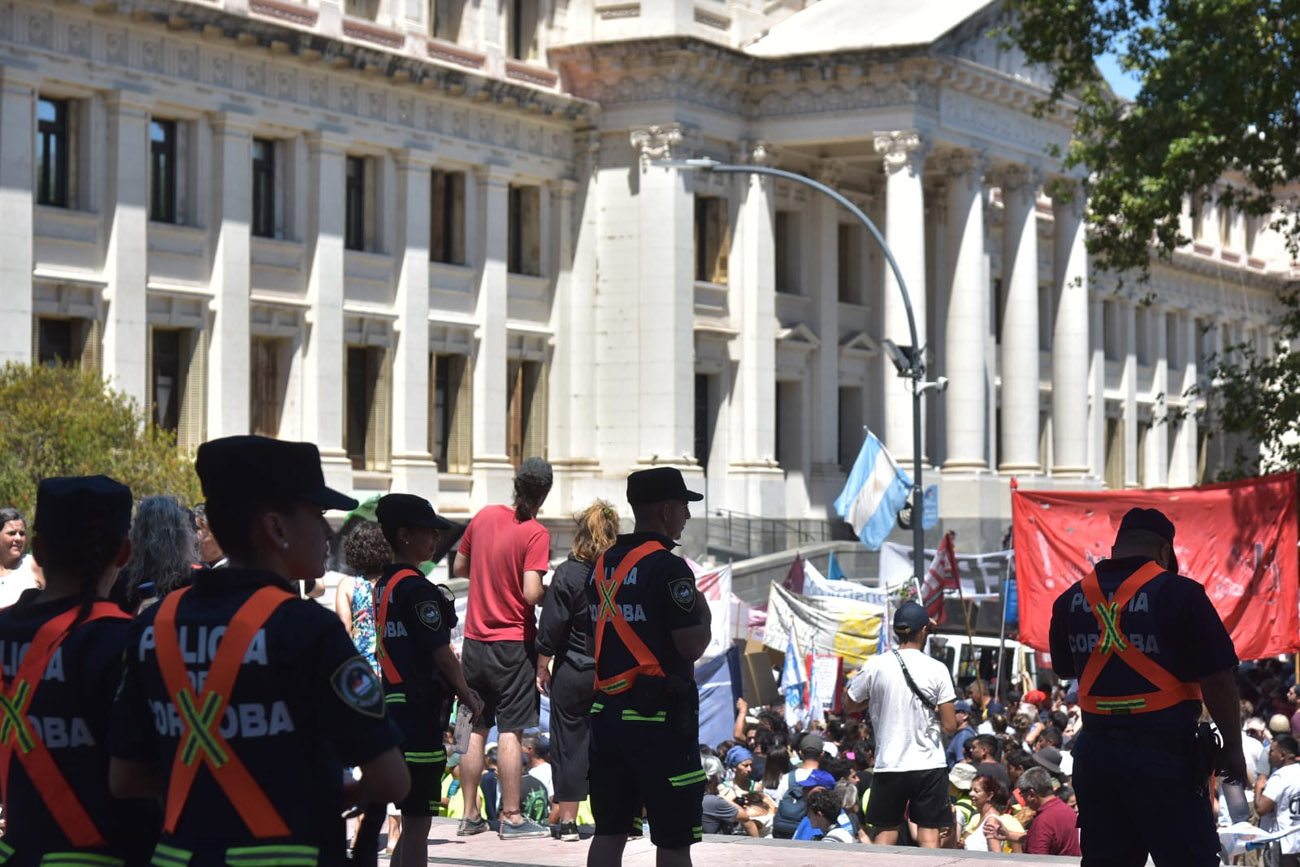 Córdoba. Gremios y organizaciones sociales marcharon hacia Tribunales en rechazo al DNU del Gobierno nacional. (Ramiro Pereyra / La Voz).