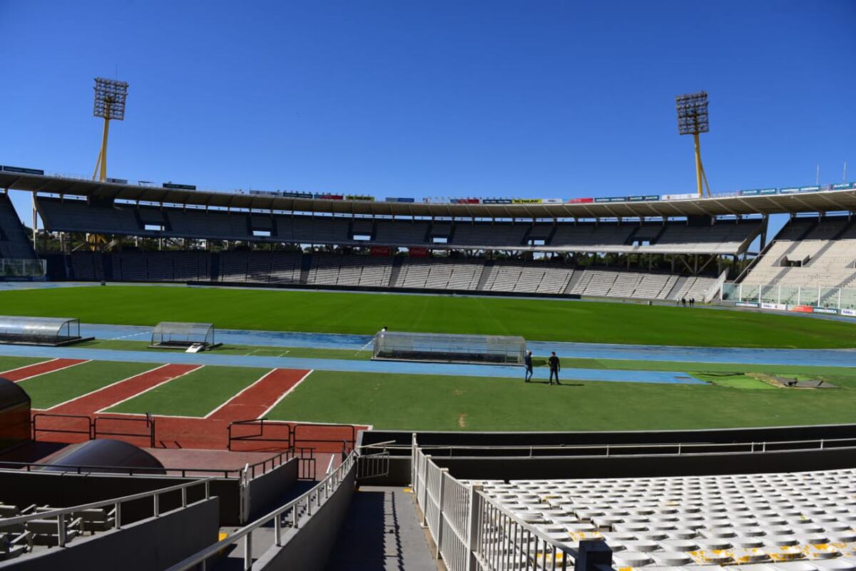 El estadio Mario Alberto Kempes trabaja en el mantenimiento del campo de juego para recibir el River - Boca de los cuartos de final de la Copa de la liga Profesional. (José Gabriel Hernández)