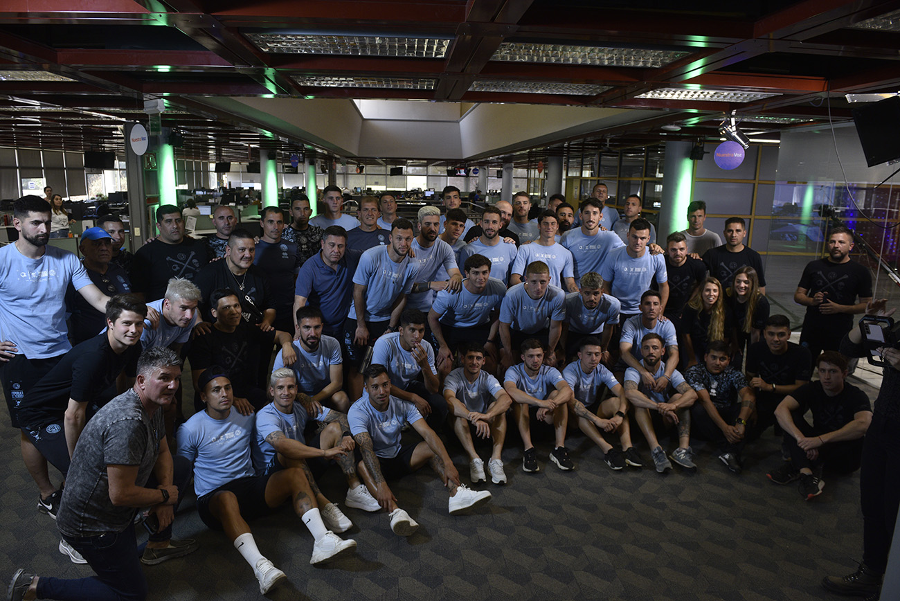 El plantel cuerpo técnico y directivos del Belgrano Campeón 2022 realizó el tradicional brindis de campeones en la sede de La Voz del Interior ( Ramiro Pereyra / La Voz)