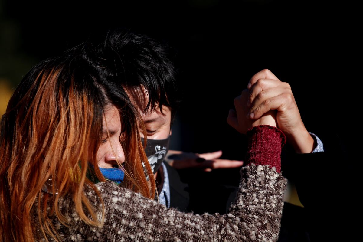Una pareja baila tango en protesta. (AP)