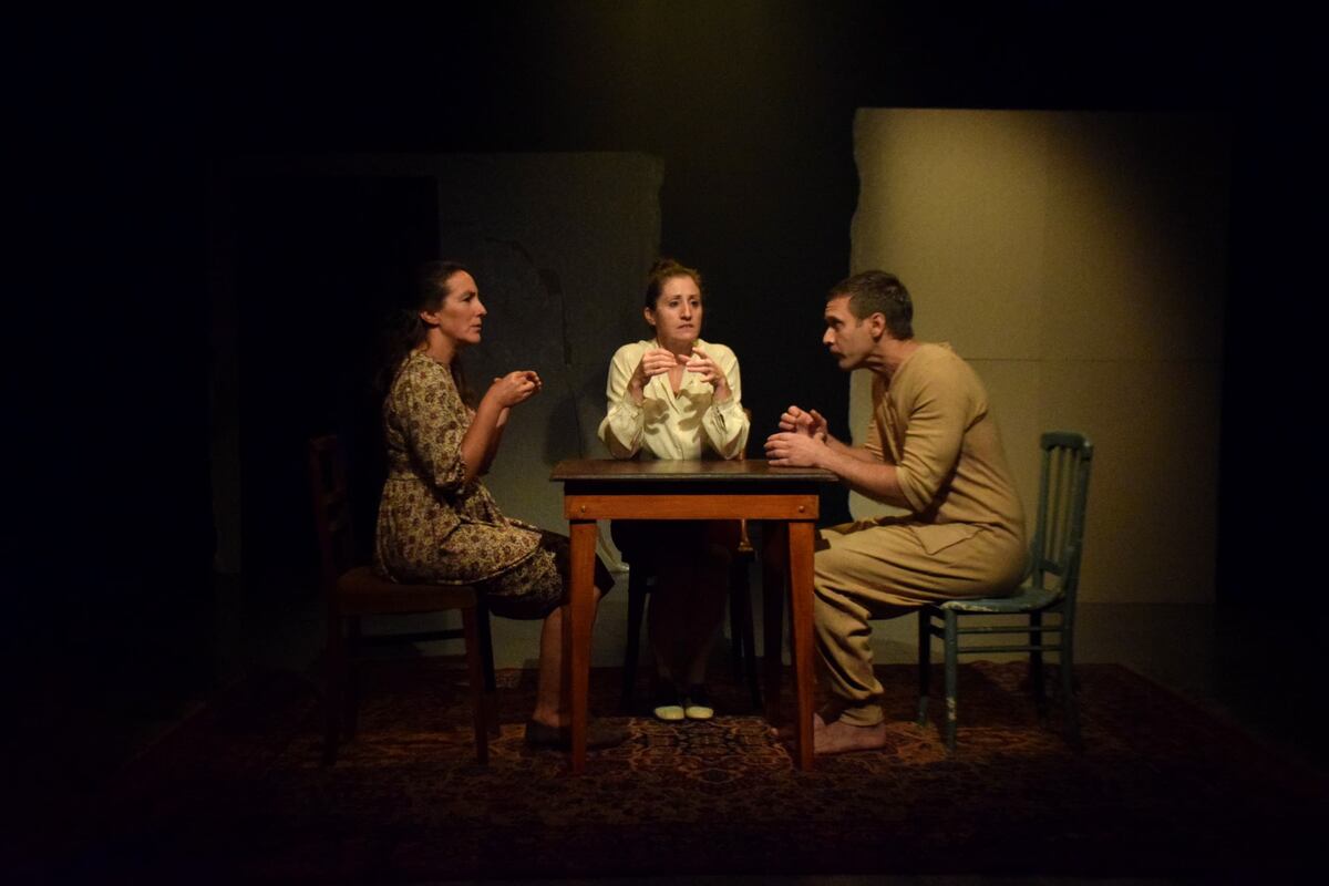 (Debe ser el humo", estrena en el teatro La Cochera (Prensa de la obra).