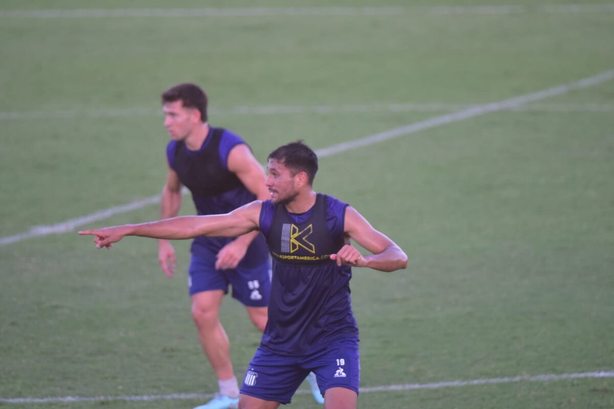 Talleres: el entrenamiento abierto reforzó el vínculo entre el plantel y su gente, en una tarde marcada por el viento y el aliento constante. (Javier Ferreyra / La Voz)