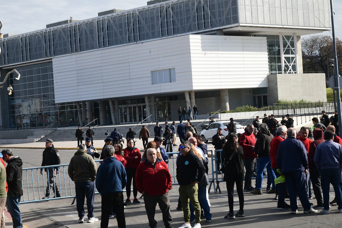 Taxistas y remiseros, agrupados en diversas organizaciones, protestan frente al Concejo Deliberante de la ciudad de Córdoba. (Ramiro Pereyra / La Voz)