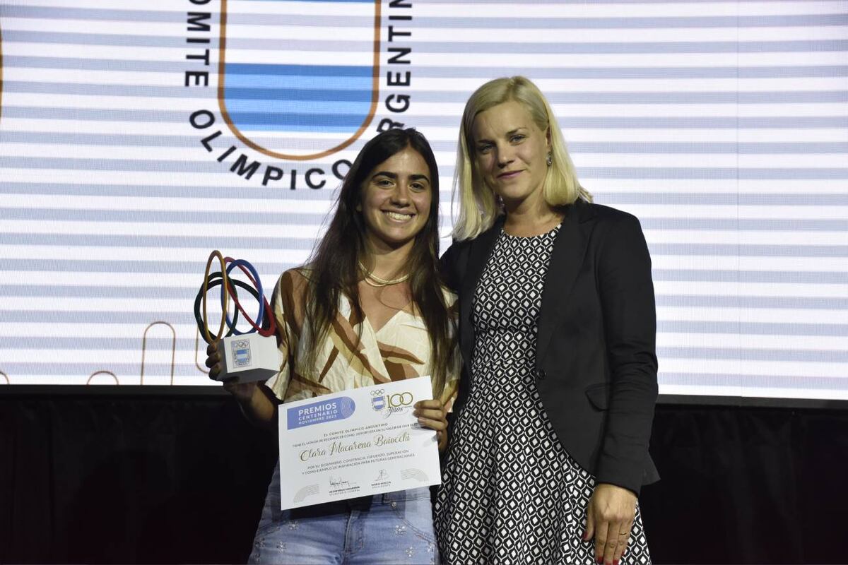 La cordobesa Clara Baiocchi, distinguida por el COA por su actitud deportiva durante la disputa de los 3000 metros con obstáculos de los Juegos Panamericanos. (Prensa COA)