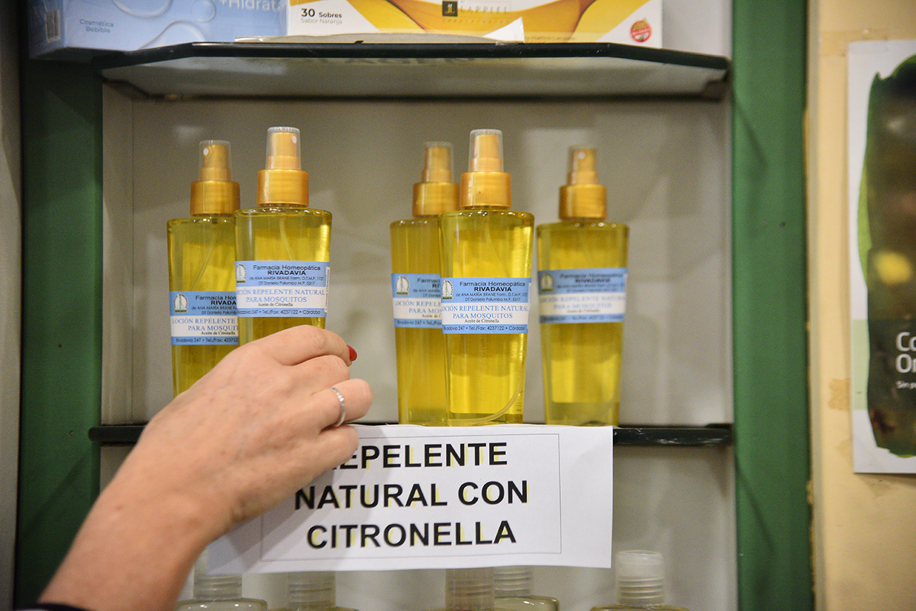 Repelente natural con citronella. Farmacia homeopática Rivadavia. (Pedro Castillo / La Voz)