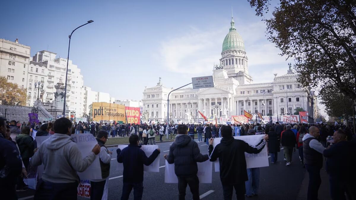 El Gobierno activó el protocolo antipiquetes en los alrededores del Congreso. (TN)