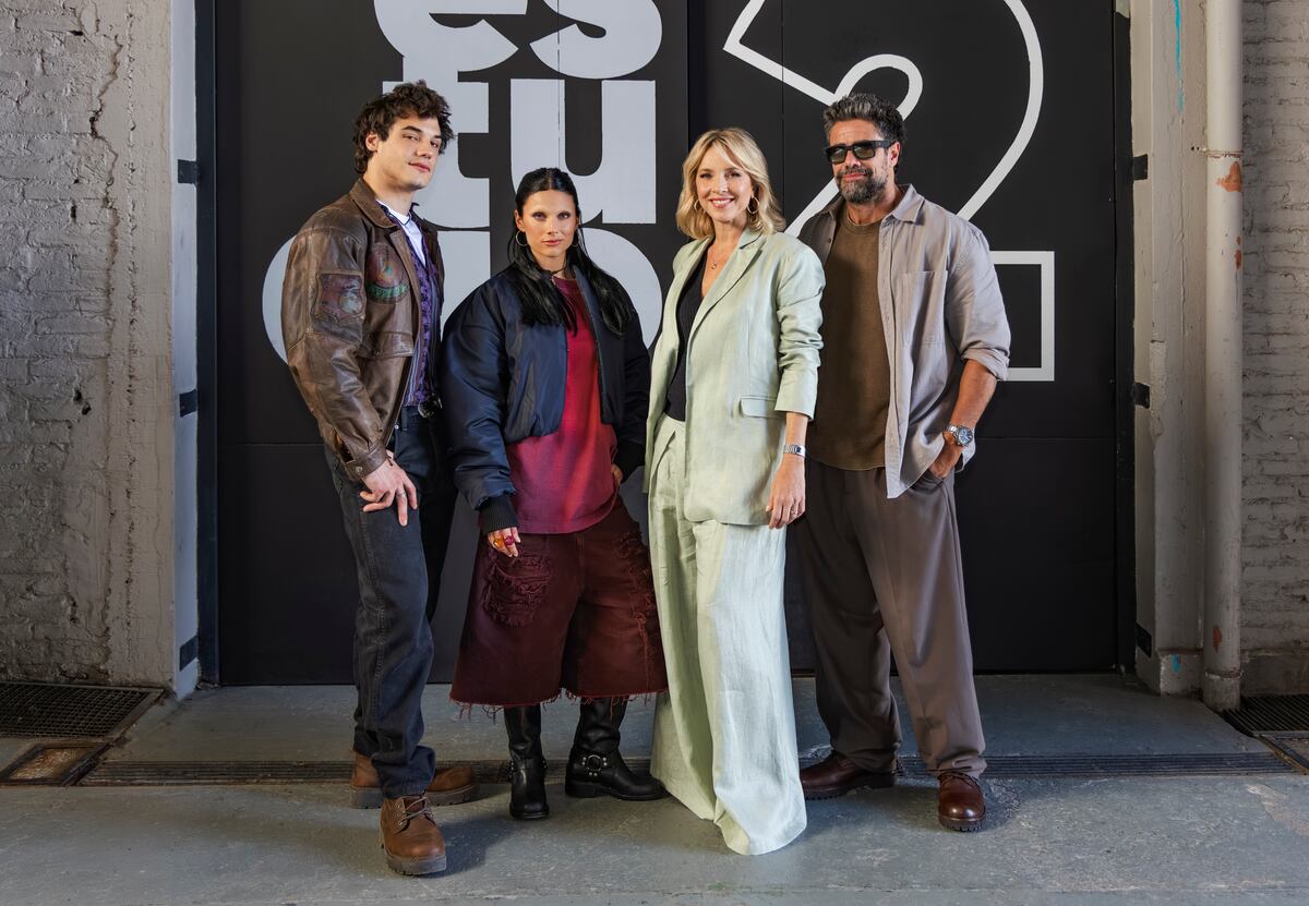 El Tiempo Puede Esperar. (L to R) Jerónimo Bosia, Valentina Zenere, Carla Peterson, Luciano Castro in El Tiempo Puede Esperar. Cr. Consuelo Oppizzi / Netflix ©2025
