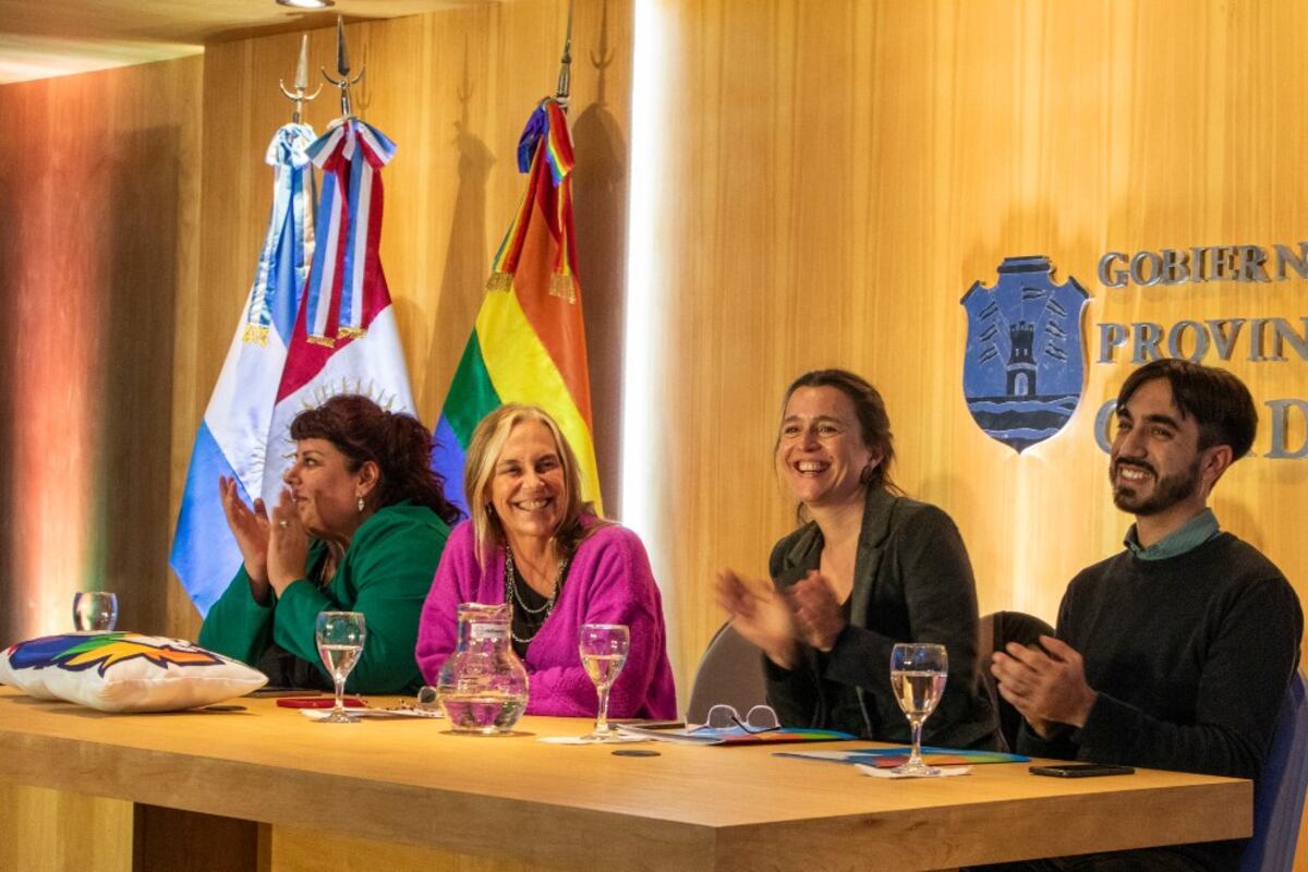 La ministra de Desarrollo Humano Liliana Montero junto a funcionarios de la Secretaría de Derechos Humanos y Diversidad de la Provincia de Córdoba.