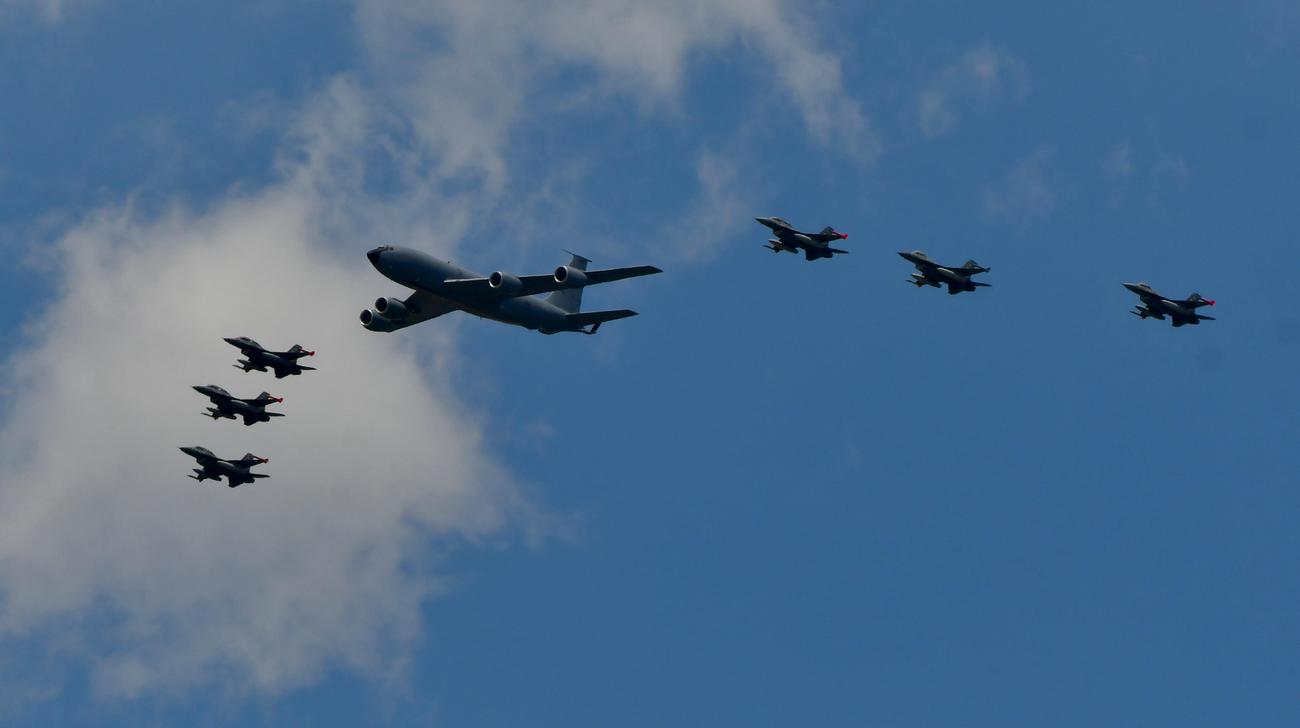 Llegaron a Córdoba los aviones caza F-16. (Tomy Fragueiro / La Voz)