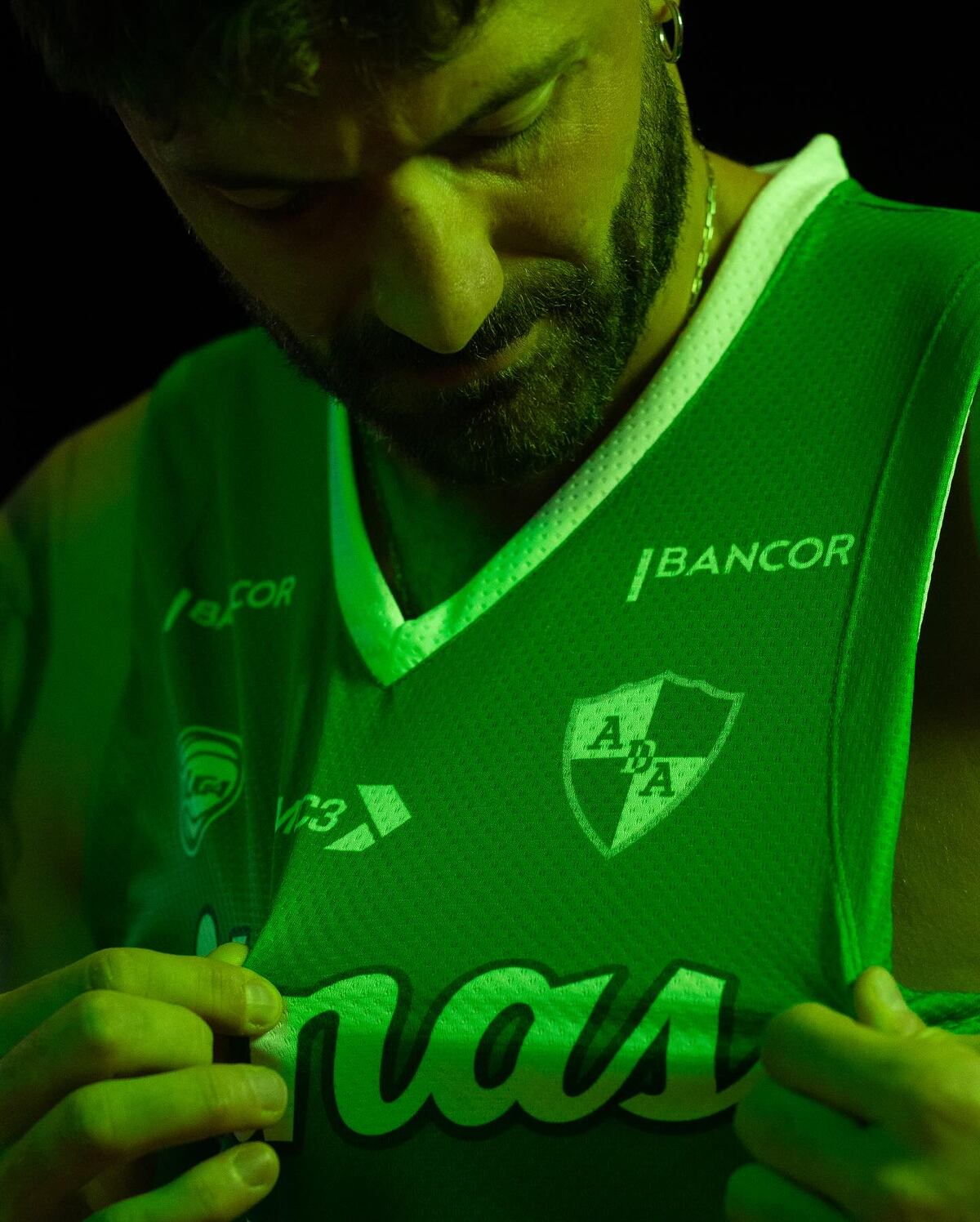 Atenas presentó la nueva camiseta, que usará en la temporada 2025/2026 de la Liga Nacional. (Ignacio Lingua / Prensa Atenas)