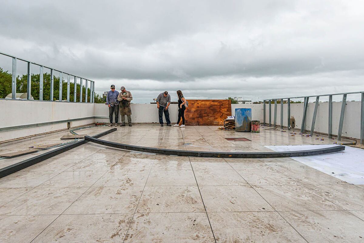 Casa FOA Córdoba-Edición Manantiales inicia una nueva etapa en sus más de tres décadas de exposiciones. Se lleva adelante en el marco de una alianza estratégica de FOA (Fundación Oftalmológica Argentina Jorge Malbrán) y el Grupo Edisur, la reconocida empresa local dedicada a desarrollar emprendimientos inmobiliarios.
La edición número 39 tendrá lugar del 7 de abril al 7 de mayo en el Edificio Corporativo Manantiales, emplazado en un terreno de 7.247 metros cuadrados y más de 6.100 metros cuadrados de superficie cubierta que se ubica sobre la Costanera Sur del Parque La Cañada.
Los profesionales intervendrán 35 espacios (1.500 metros cuadrados) con diferentes propuestas de diseño. Las empresas sponsors, en tanto, presentarán novedades, lanzamientos y nuevas formas de aplicar sus productos de la mano de destacados talentos.
En esta oportunidad, FOA cuenta con el apoyo local del Instituto y la Fundación Onnis, junto a la Clínica de Ojos Maldonado Bas, referentes de la oftalmología en la provincia. Se suman a la Clínica Oftalmológica Malbrán, de la ciudad de Buenos Aires.
Entre las marcas que acompañan la edición se encuentran Alba Pinturas, Roca, Canteras, Patagonia Flooring, Faplac, Silestone, Vite, Silestone, Johnson Acero, Rielamericano, Dekton, Rosen, Dekton, Atrim, Living Pampa, Longvie, Knauf, World Led Go, Río Uruguay Seguros, ViiO, Valls Garden y Cetol.
ANUNCIO
exp-player-logo
Ver Más
Empezar una conversación
Dejanos tu opinión.
Tu comentario nos interesa.
Sé el primero en comentar
Espíritu. La muestra es un espacio para el libre desarrollo de la creatividad, que promueve la cultura del diseño argentino y su valor como agente de transformación.
Espíritu. La muestra es un espacio para el libre desarrollo de la creatividad, que promueve la cultura del diseño argentino y su valor como agente de transformación.
Concepto
Bajo el concepto Fluir–Espacio y Paisaje, la exposición ofrece una mirada reflexiva sobre la manera en que se integran el paisaje, la arquitectura y el espacio interior. (Ramiro Pereyra /La Voz)
