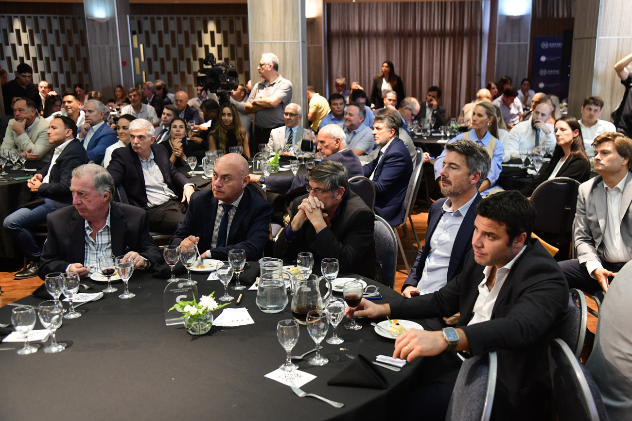 Carlos Escalera (ex presidente de la Bolsa), Elio Sánchez (director Bancor), Carlos Seggiaro (director Bancor),  John Walker (tesorero de la Bolsa y CEO de Dracma) y  Daniel Salomón (CEO & Founder de Comprando en Grupo). (Ramiro Pererya / La Voz)