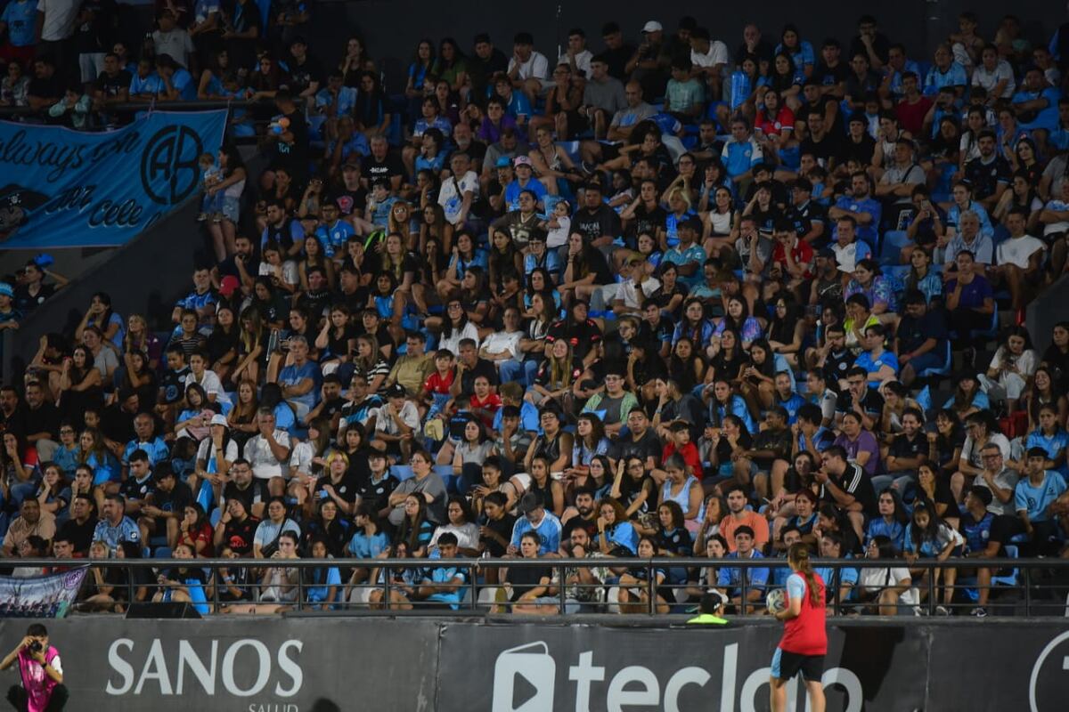 Fútbol femenino. Belgrano vs. Ferro, este martes en el Gigante de Alberdi. (Javier Ferreyra / La Voz)