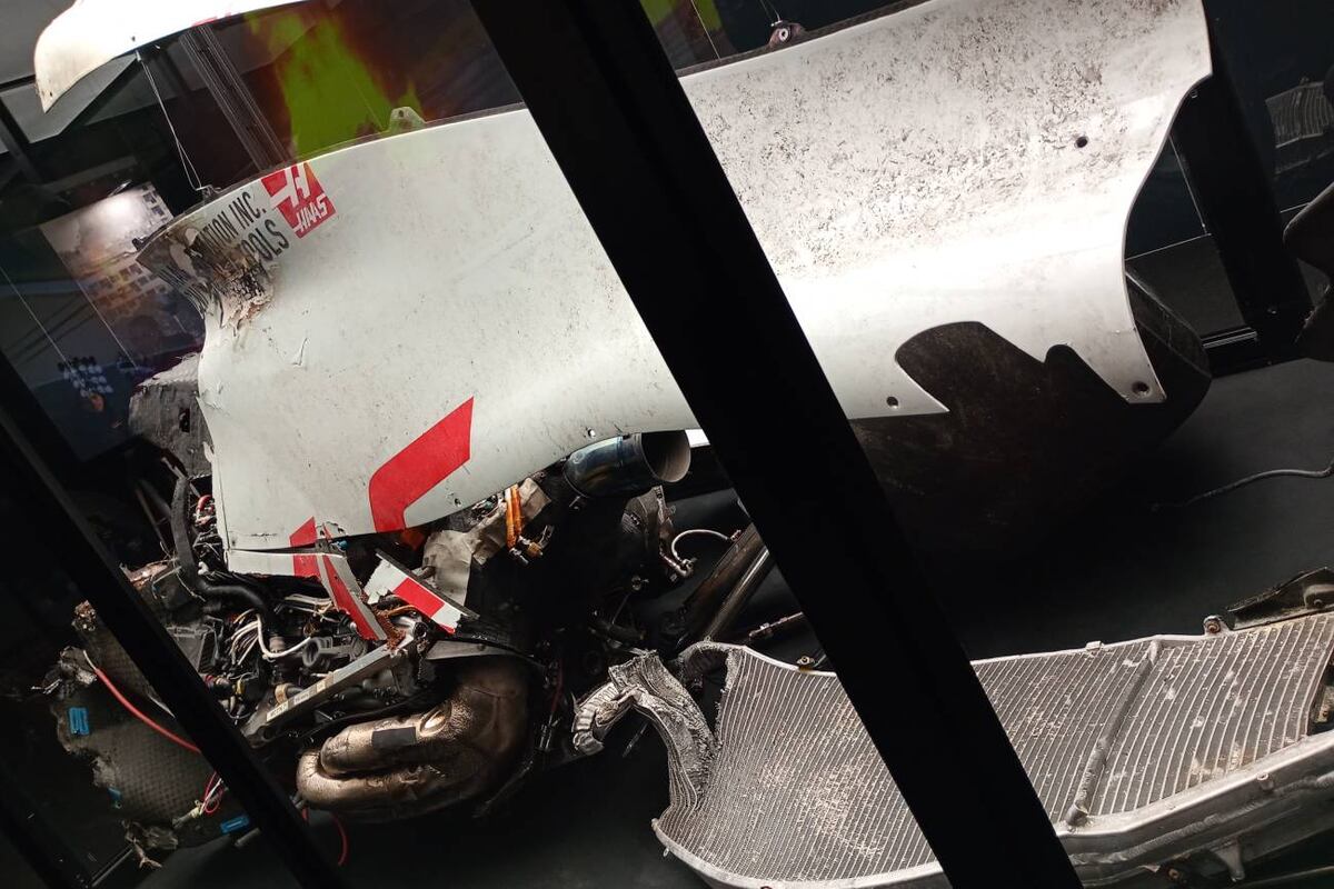 Restos del auto con el que Grosjean sufrió un gravísimo accidente en el Gran Premio de Bahreín en Fórmula 1 La exhibición, la muestra que llegó por primera vez a Sudamérica y cautivó a los argentinos. (La Voz)
