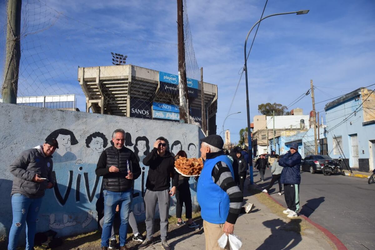 Los hinchas de Belgrano, buscando su entrada. (José Gabriel Hernández / La Voz).