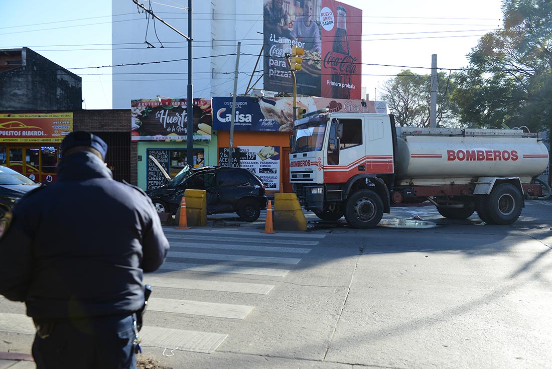Choque de un camión de bomberos con un auto
Lugar Colon esquina Monseñor de Andrea
Sabado 19 Junio 2021
Fotografia Jose Gabriel Hernandez