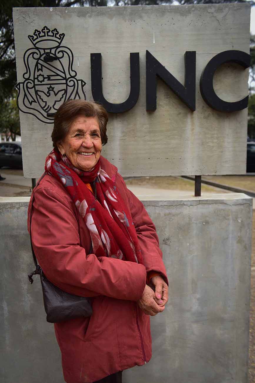 La satisfacción de la flamante psi Dionisia Guzmán, "Dioni" para sus compañeros de promoción. (José Gabriel Hernández / La Voz)