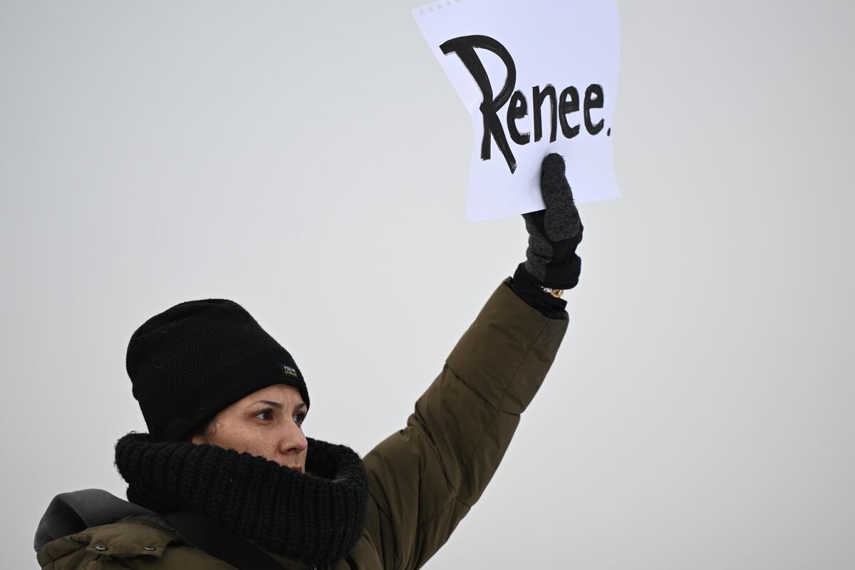 Protestas en Minneapolis tras la muerte de la mujer baleada por un agente del ICE. (AP)