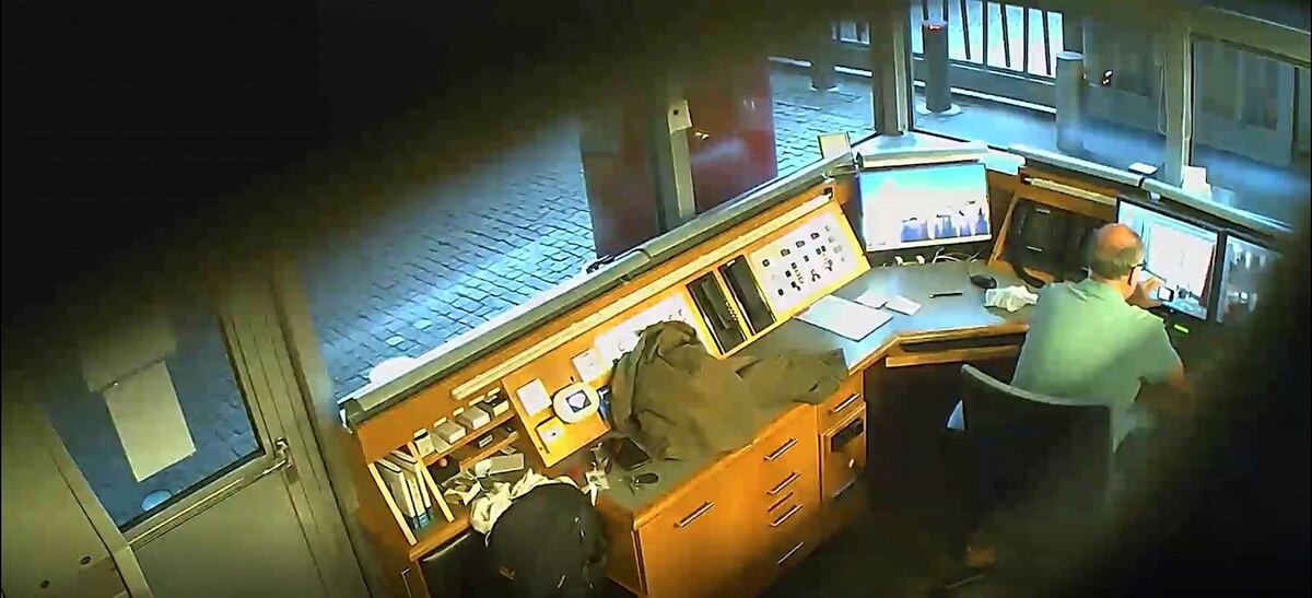 David Ballantyne Smith en un video en el quiosco de seguridad de la Embajada Británica. (Policía Metropolitana vía AP)