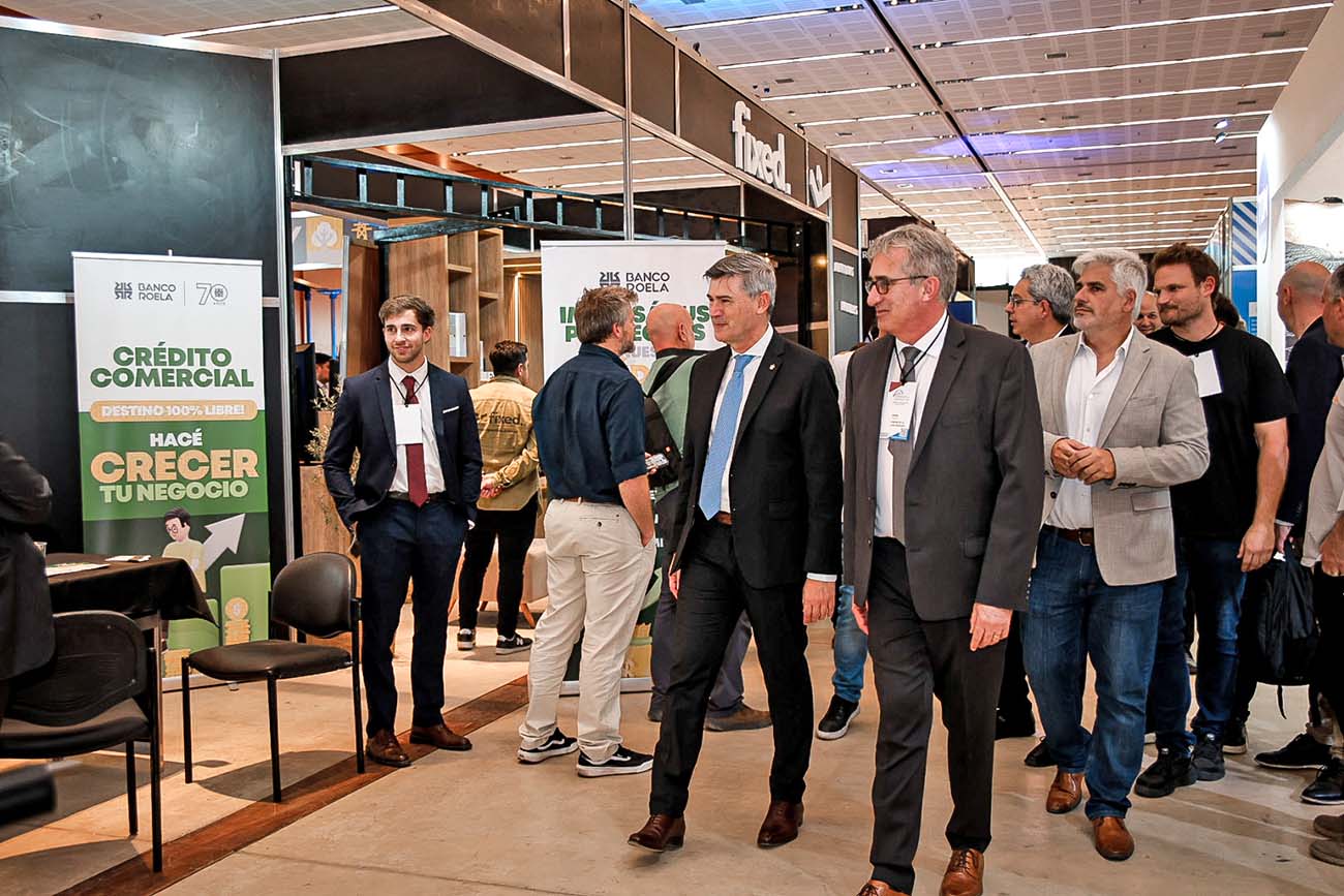 Daniel Passerini (intendente de la ciudad de Córdoba)y Horacio Berra (presidente de Camarco Delegación Córdoba), durante un recorrido por los stands.