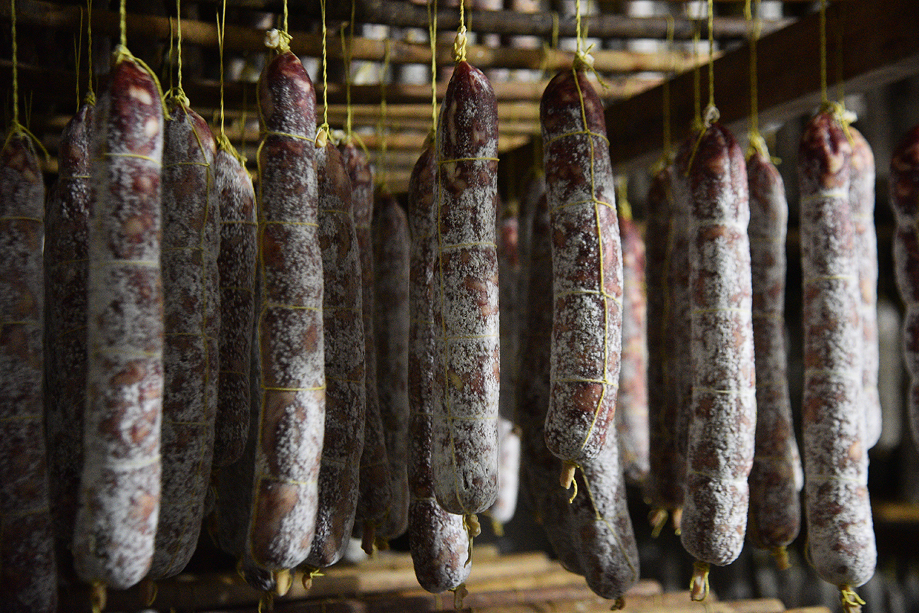 Productores artesanales de salame en el bar 9 de julio, en Colonia Caroya. (Pedro Castillo / La Voz)