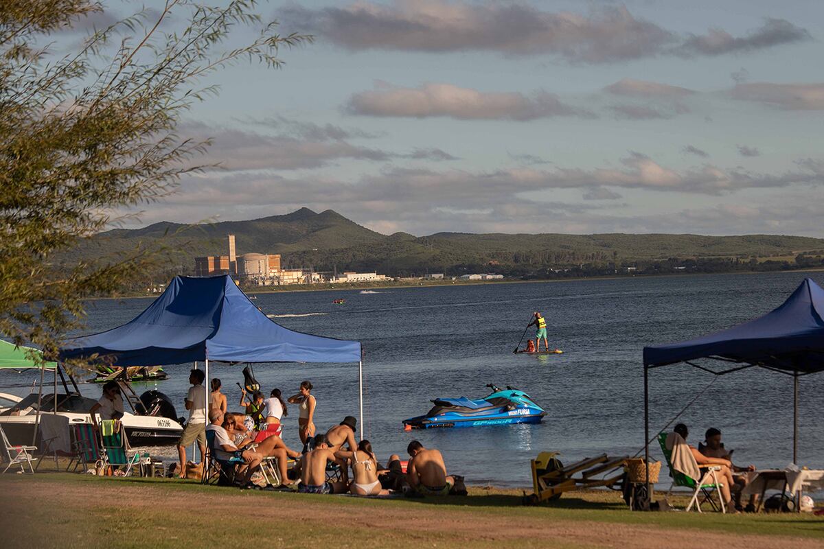 El lago de Embalse, en Calamuchita, este fin de semana largo. Está a 80 centímetros del vertedero pero con ingreso de agua con sus ríos tributarios recargados. (La Voz)