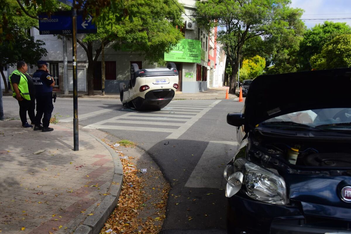 Córdoba. Tras un fuerte accidente un Renault Kaptur volcó en Alta Córdoba, en el cruce entre calles Mendoza y Jerónimo Luis de Cabrera. (José Gabriel Hernández / La Voz)