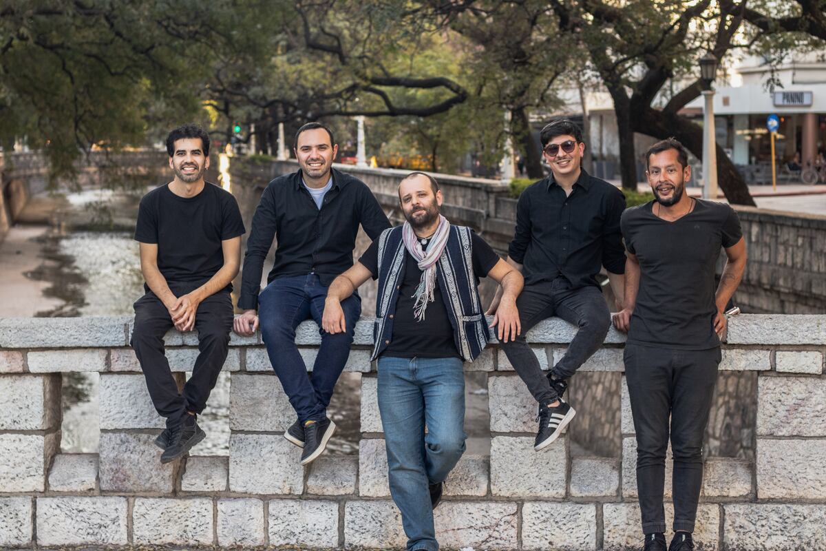 Mauricio Pereyra actúa en el teatro Comedia junto a su banda y con la intención de generar un clima de "juntada". (Gentileza Abdiel Valdez Ruiz).