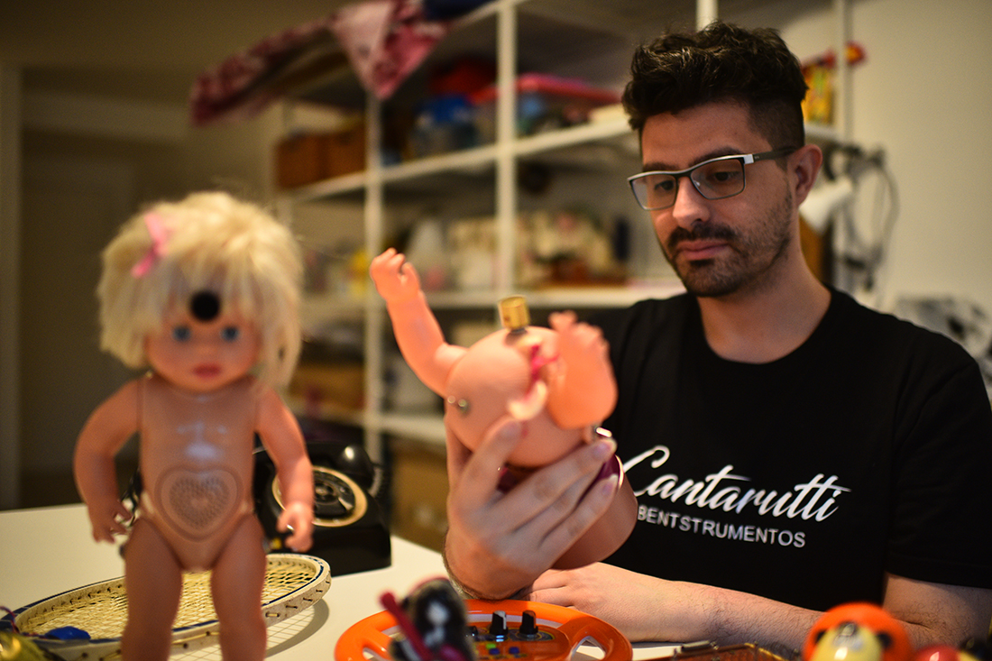 Laureano transforma juguetes en instrumentos musicales