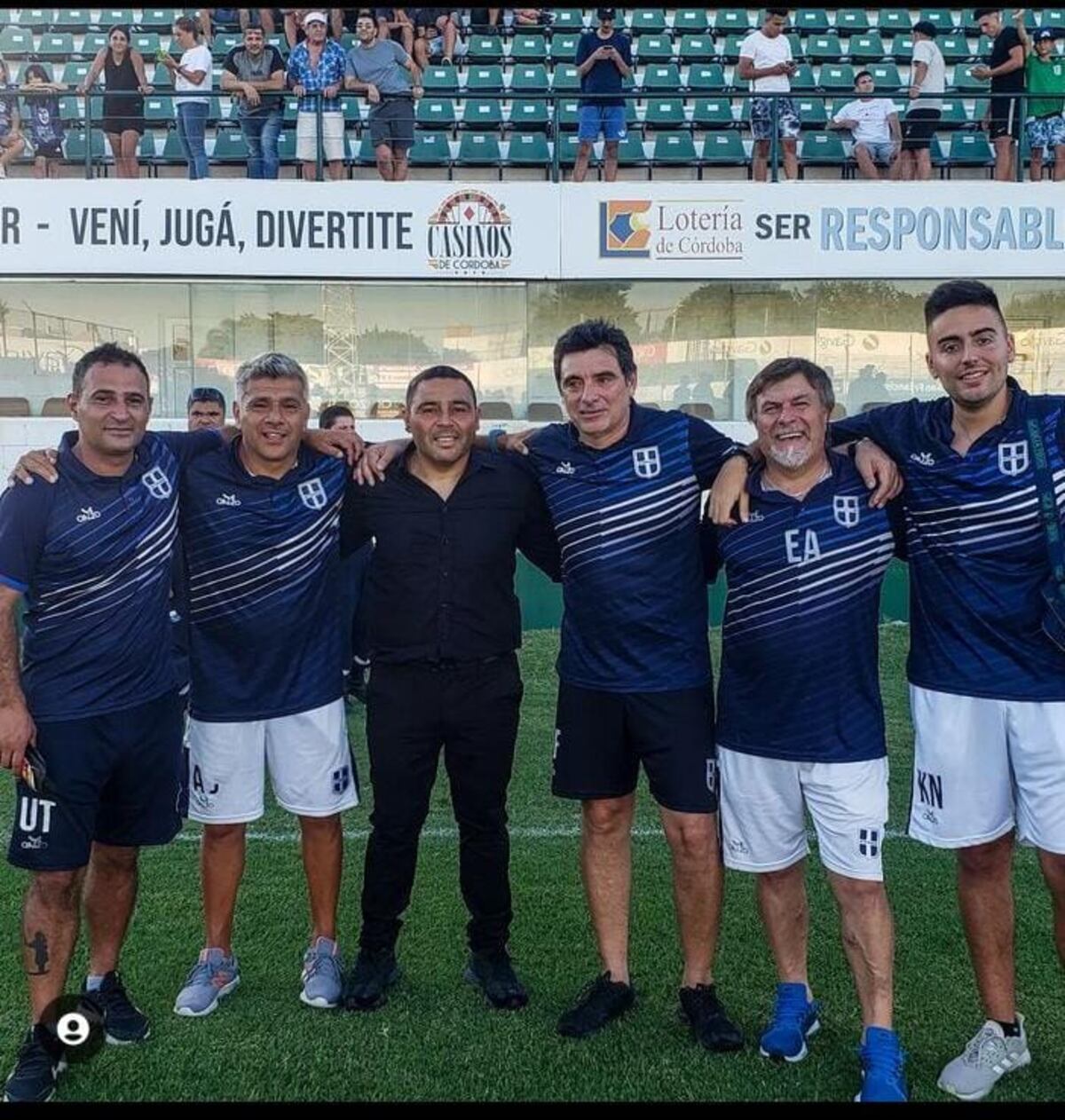 El DT de Atenas, Sebastián Montivero, junto a sus colaboradores Franco Panzolato (kinesiólogo) - Néstor Ginestar (entrenador de arqueros) - Sergio Cuquejo (entrenador alterno) - José Bazid (utilero) - Pablo Mansilla (PF).
