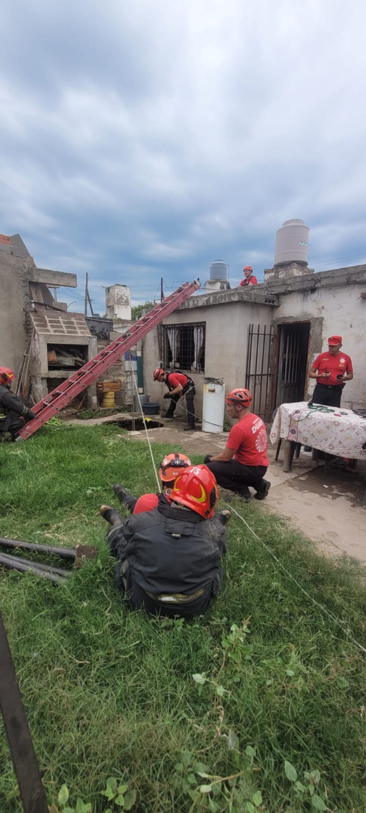 Griselda Cena aún no sale del susto y la desesperación: vio como el pozo ciego del patio de su casa “tragaba” a su hija Carolina. (Policía de Córdoba)
