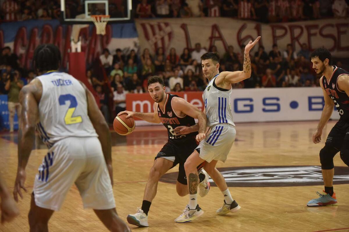 Mateo Chiarini, de gran serie con la camiseta de Instituto en los dos costados de la cancha. (Facundo Luque / La Voz)