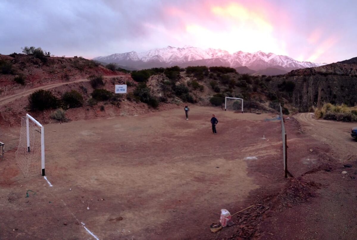 El estadio "Leo Messi", en Mendoza, en medio de la cordillera de Los Andes. (Gentileza Maca Guardiola).
