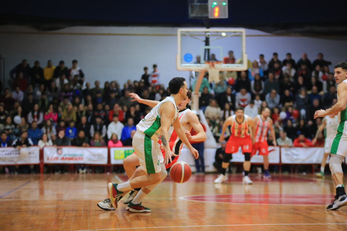 Atenas y una "batalla" en la visita a Sportivo Suardi en el tercer partido de la final de la Conferencia Norte de la Liga Argentina. (Prensa Atenas)