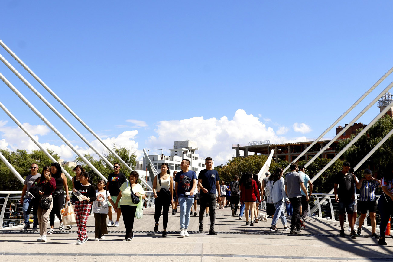 Gran cantidad de turistas llegaron a Villa Carlos Paz. El Cerro de la Cruz y el centro de la ciudad recibieron a las familias que llegaron para Semana Santa.  (La Voz)