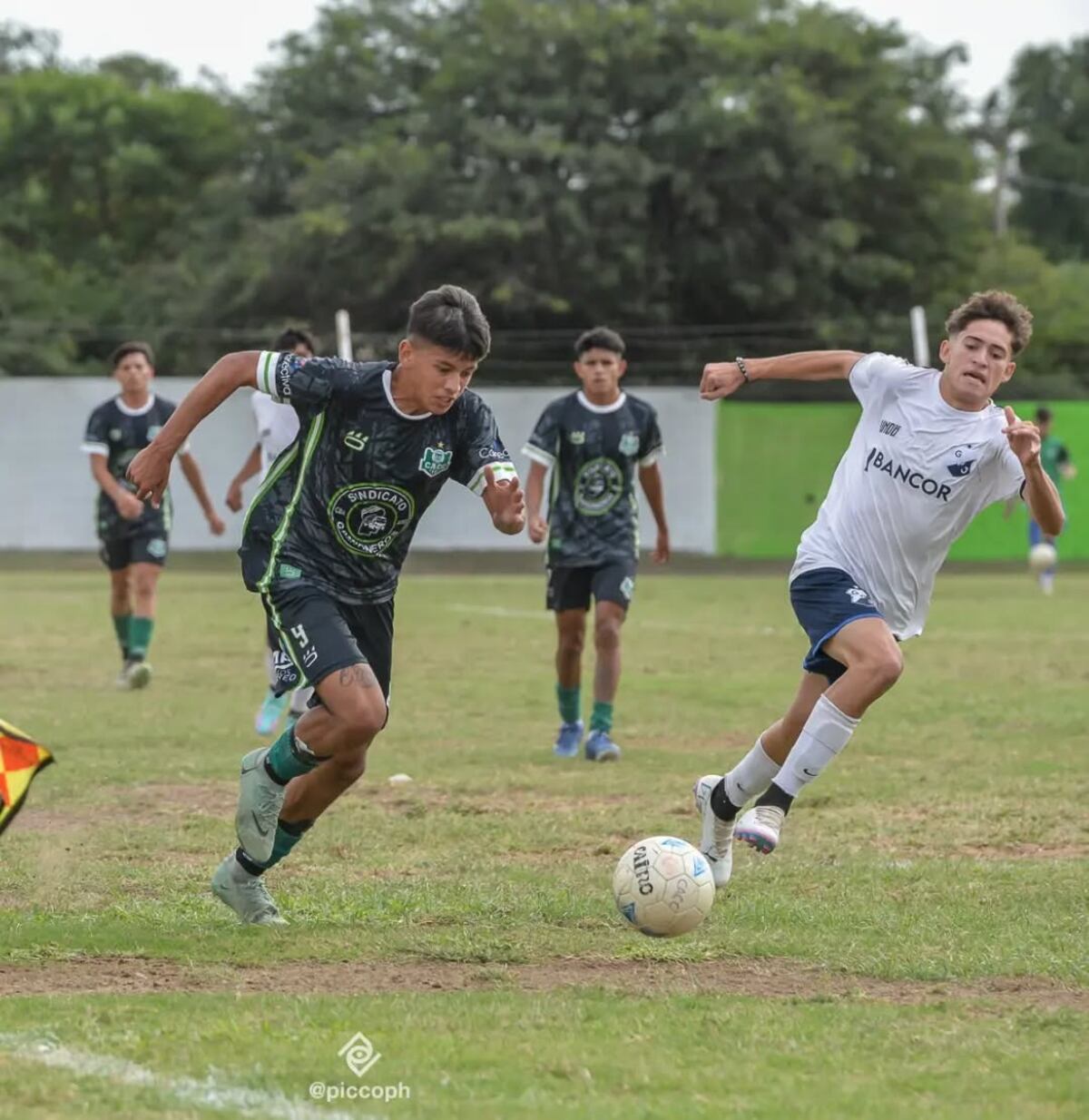 Tomás Peralta, joven jugador de Instituto, que llegó desde Camioneros. (Instagram _tomassperalta / @piccoph).