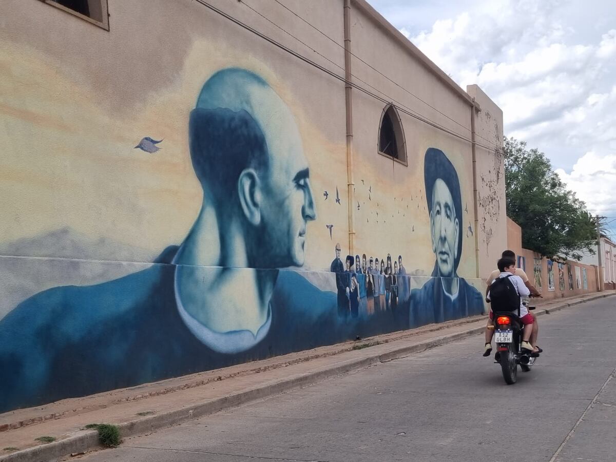 Murales en San Pedro (Traslasierra). En este caso, con las imágenes del Santo Cura Brochero y del sacerdote local Domingo Farina, fallecido décadas atrás. (La Voz)