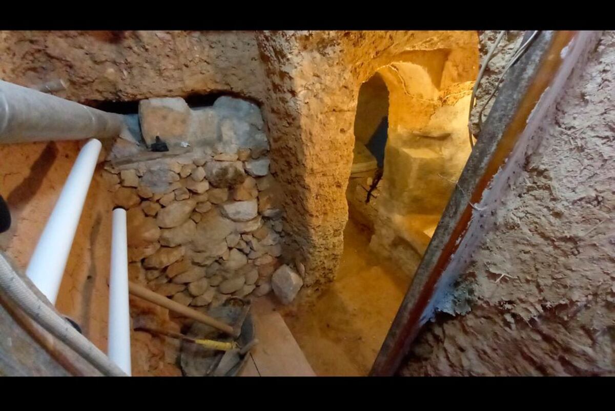 La cueva. Vista desde la entrada, con la primera sala a la derecha. (Twitter)
