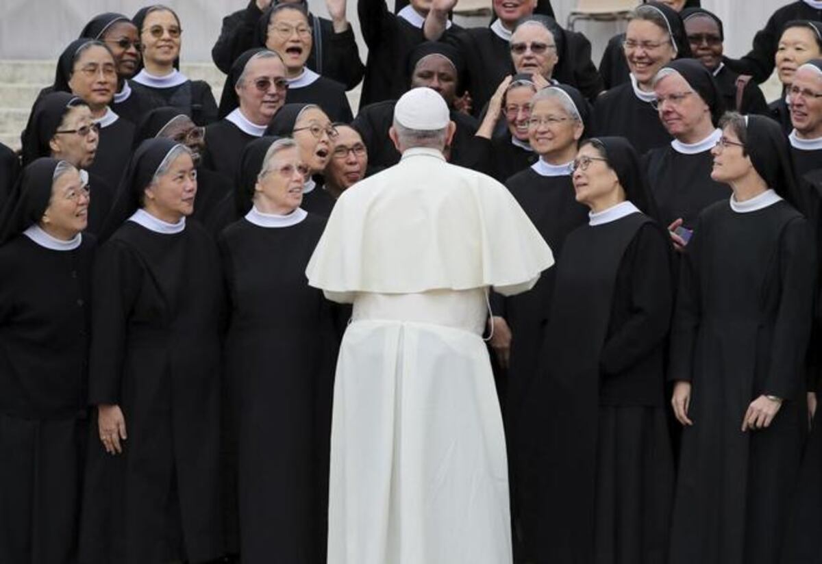 Francisco dialoga con un grupo de religiosas en el Vaticano.