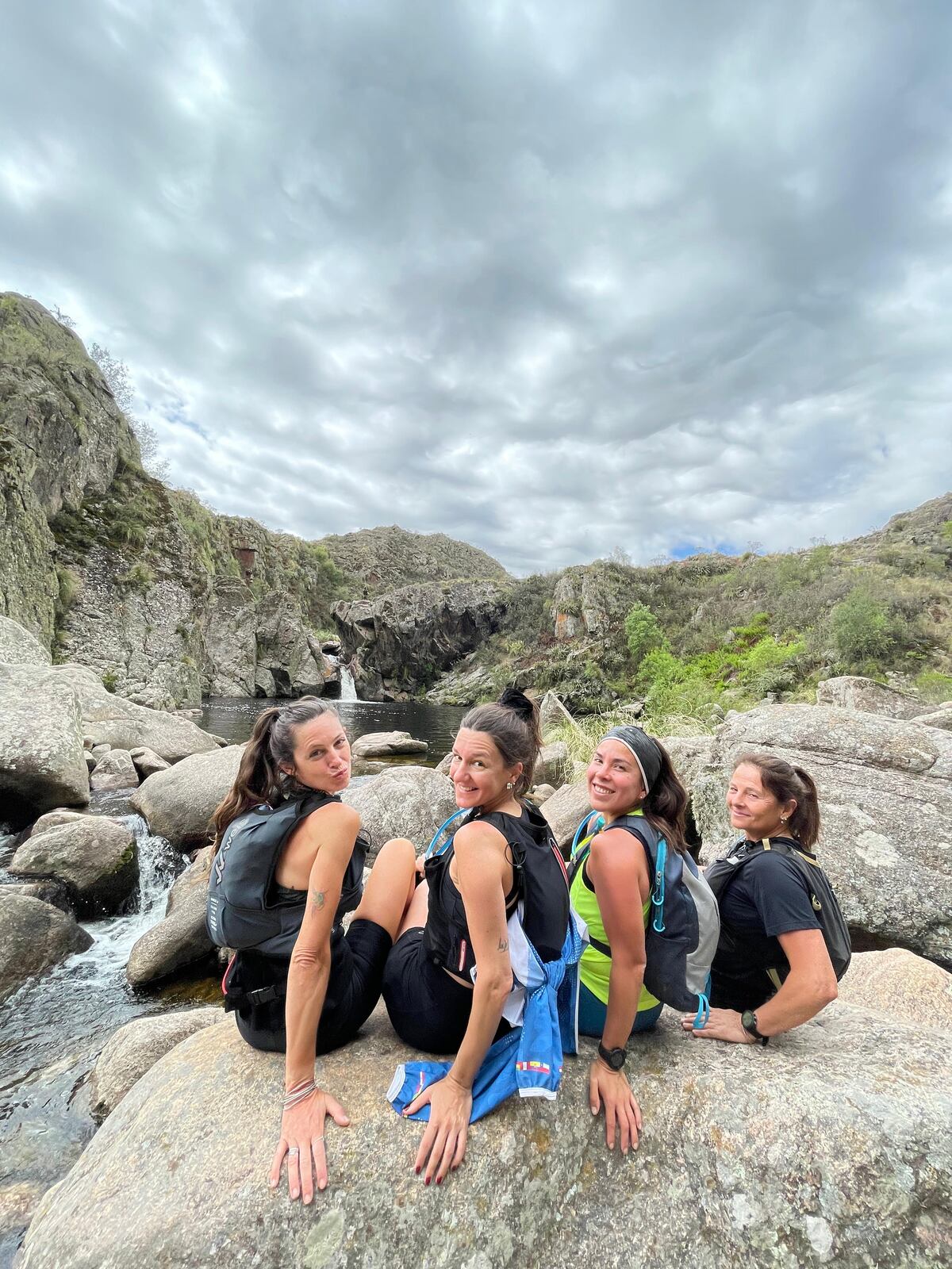 Chicas del grupo disfrutando del paisaje