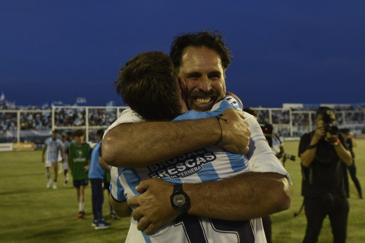 Bossio y un abrazo emotivo con varios de sus jugadores tras el partido (Foto: Ramiro Pereyra).