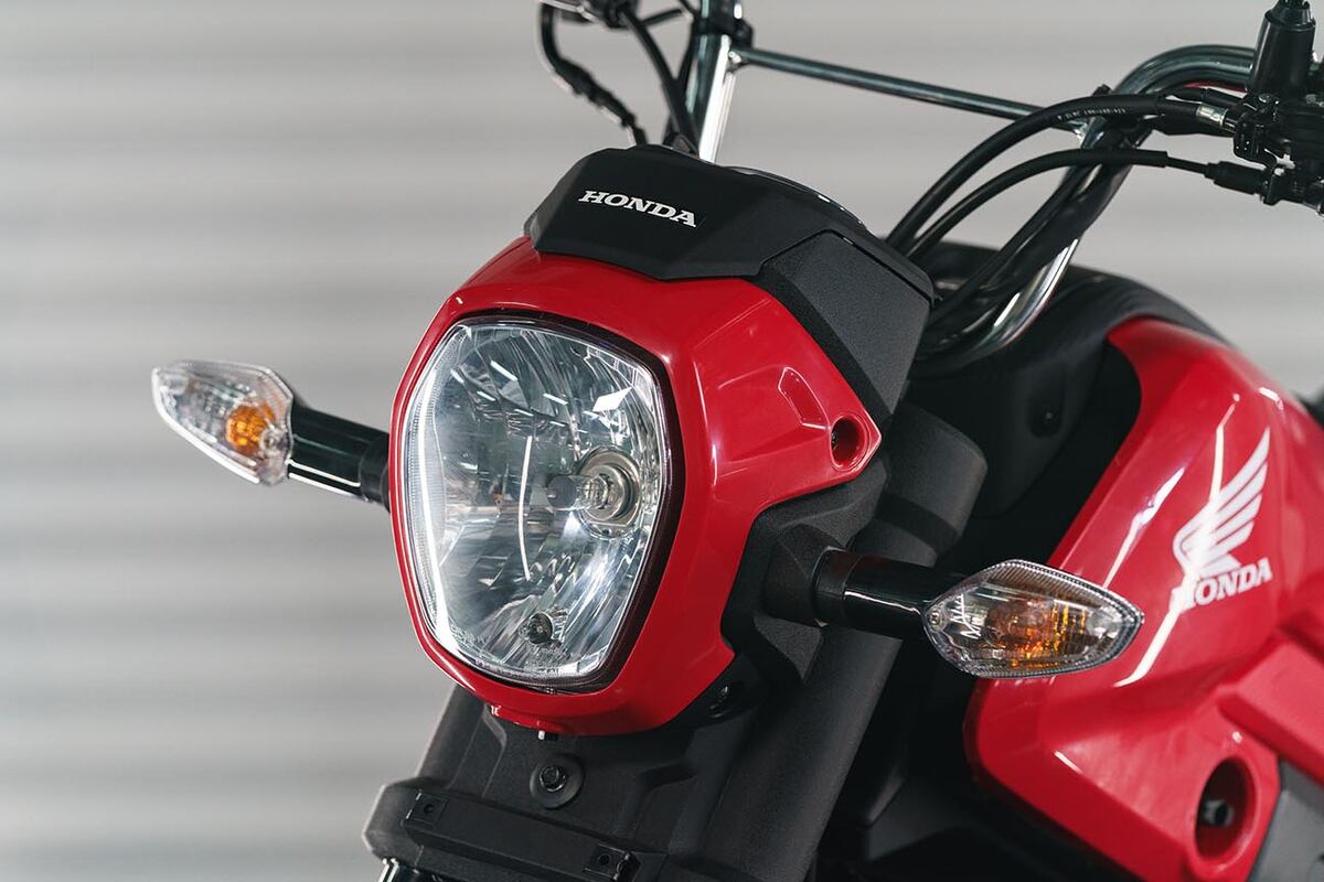 Su faro principal utiliza luz halógena y tiene un gran tamaño en relación al resto de la moto.
