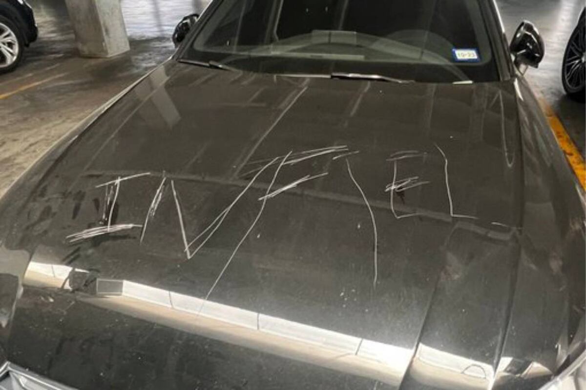 Su novio la engañó y ella decidió escracharlo en donde más le duele. (Twitter)