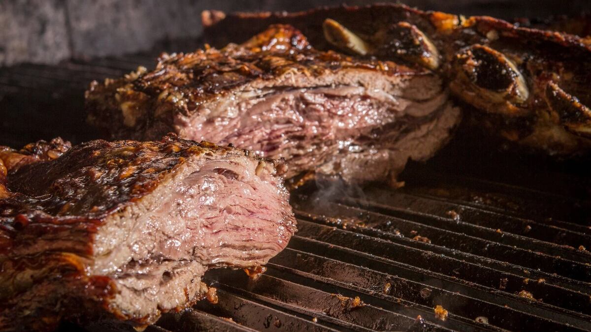 Carne asada, pan, agua y vino. Como dice Ricardo, toro y pampa.