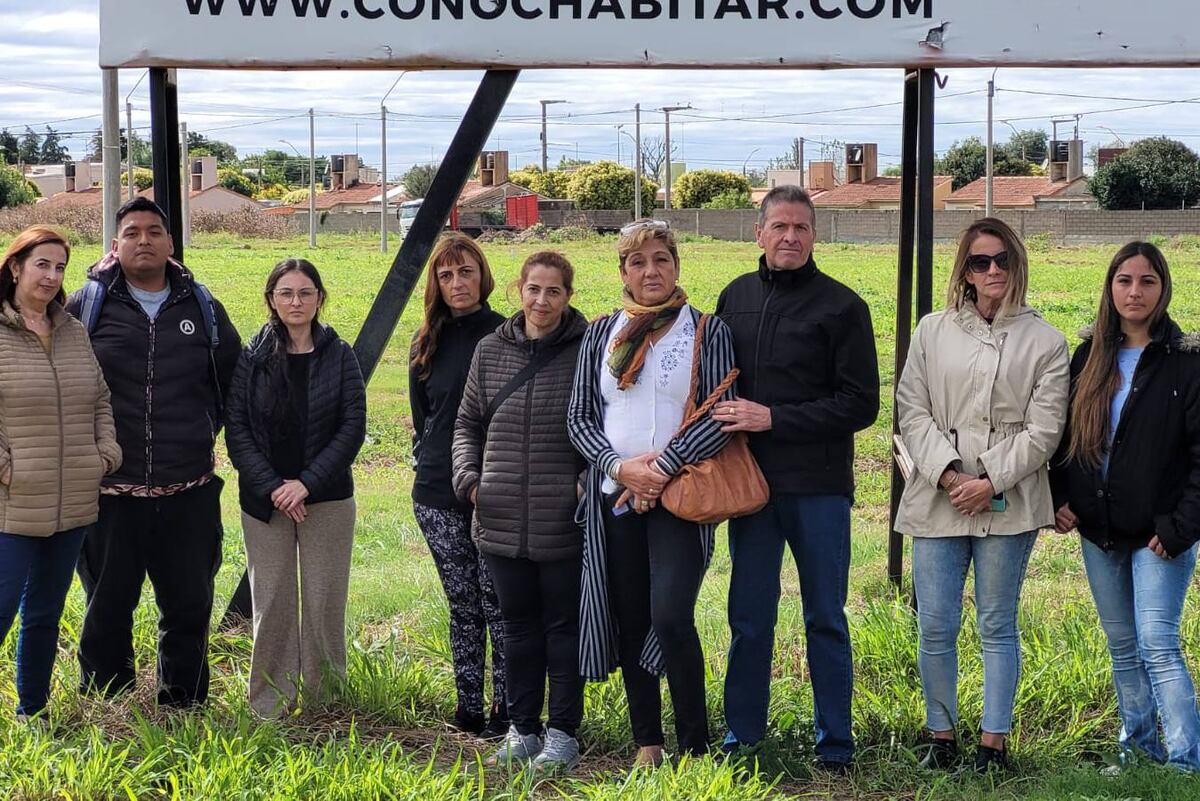 Algunas de las familias estafadas de Conoc en Colonia Tirolesa. (Corresponsalía Jesús María)