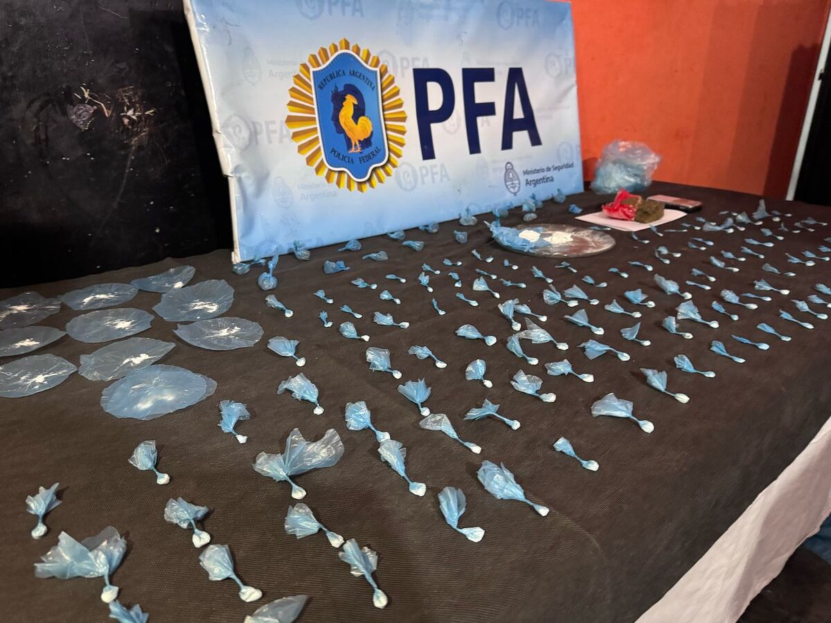 Los encontraron fraccionando droga y quedaron detenidos. (PFA)