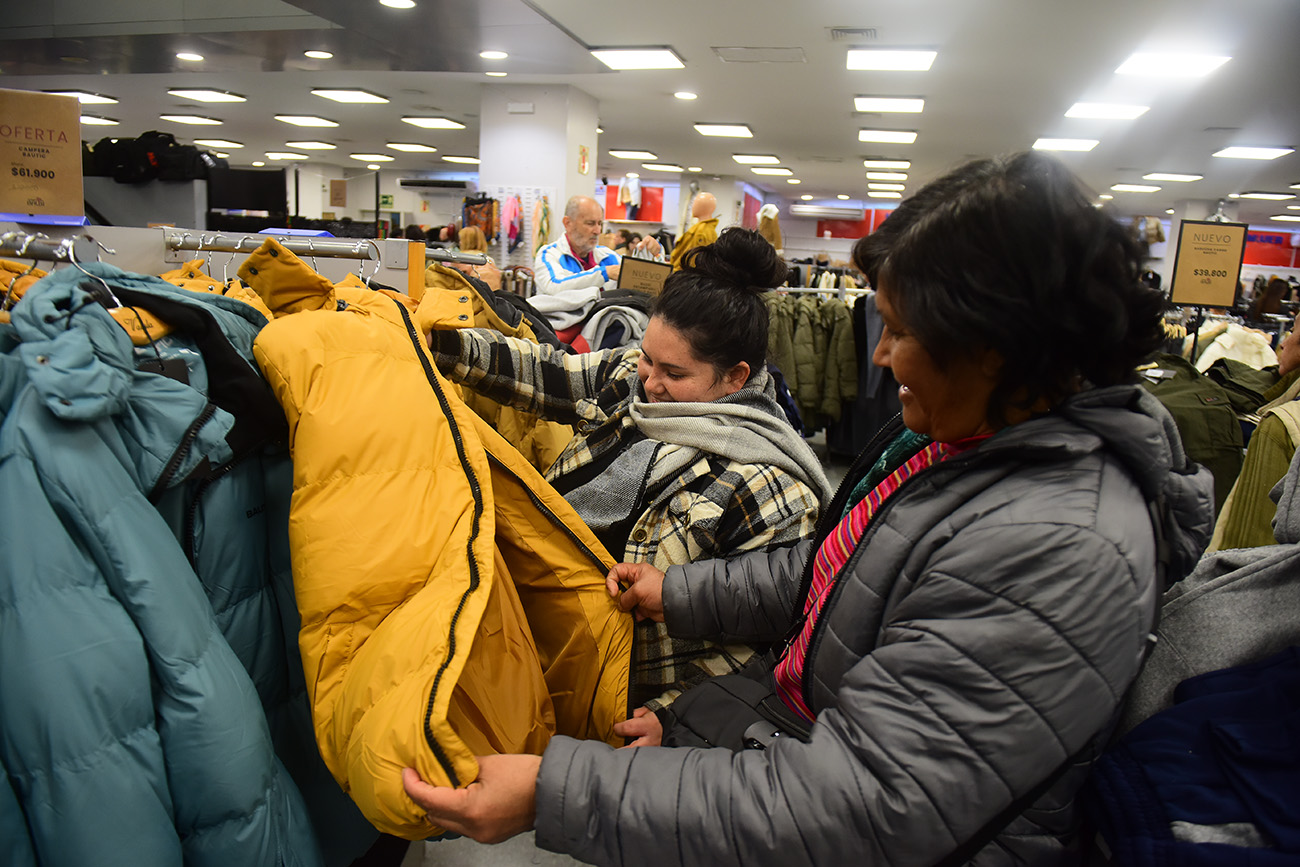 Venta del día del padre en el centro de la ciudad de Córdoba. (José Gabriel Hernández / La Voz)