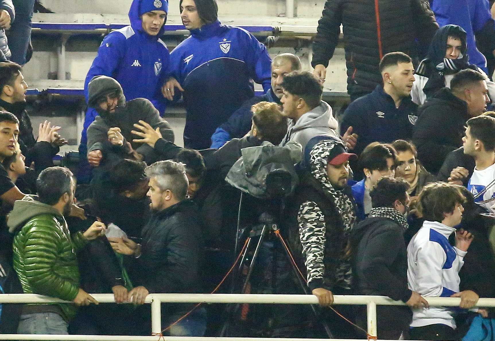 Incidentes con hinchas de Talleres en la tribuna de la cancha de Vélez por la Copa Libertadores. (Fotobaires)