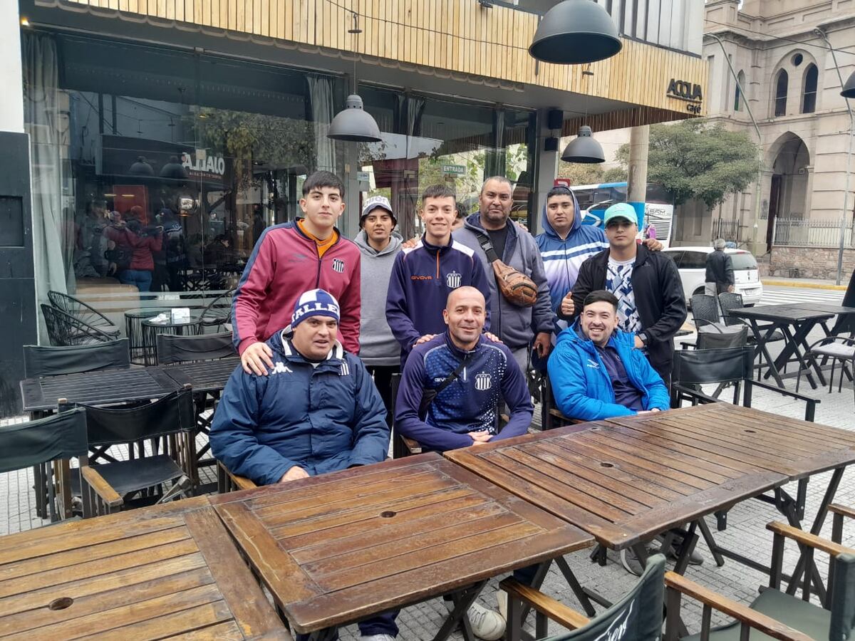 Hinchas de Talleres en La Rioja esperando el duelo por Copa Argentina (La Voz)