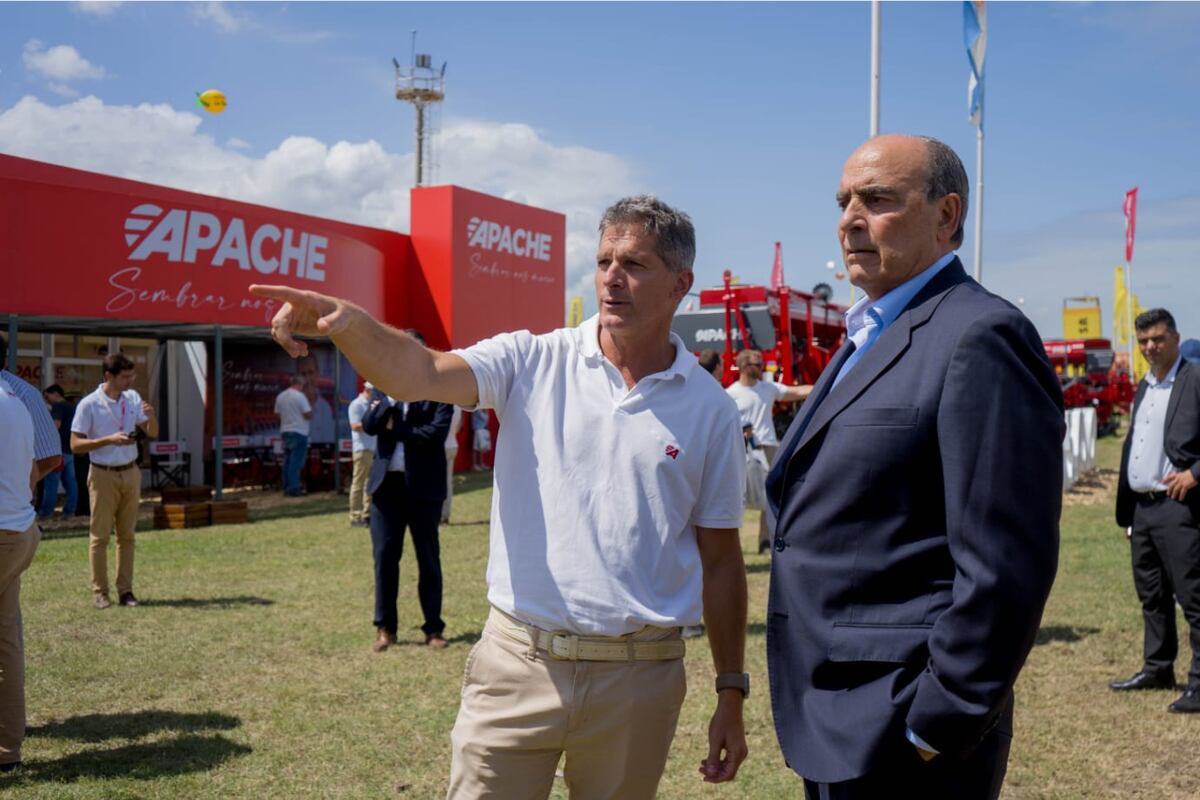Fernando Porcel junto al jefe de gabinete de ministros de la Nación, Guillermo Francos que visitó el stand el día de la apertura.